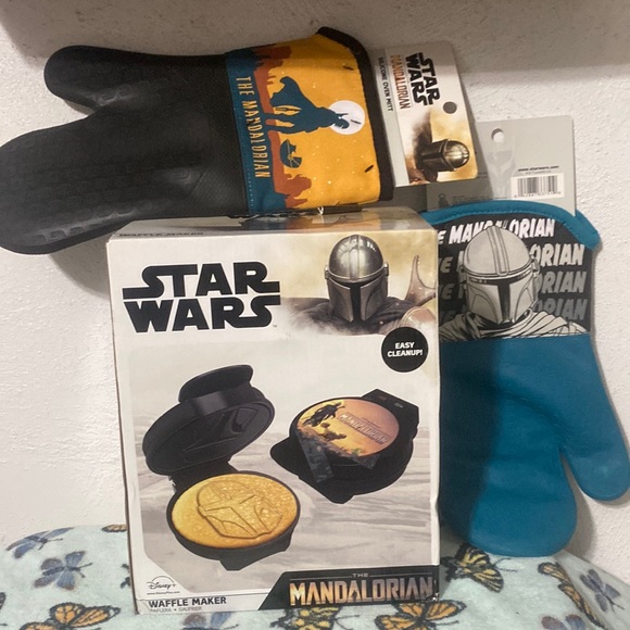 Star Wars Kitchen Mandalorian Waffle Maker 2 Silicone Oven Mitts